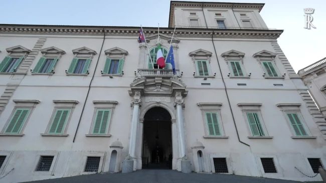 Quirinale, Bandiere a mezz’asta in segno di lutto