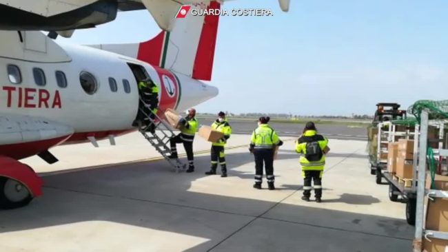 Aereo guardia costiera consegna mascherine al sud e isole