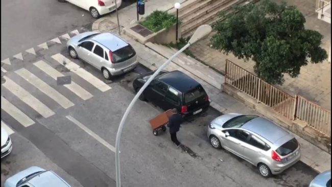 Ecco come a Palermo si buttano i rifiuti ingombranti