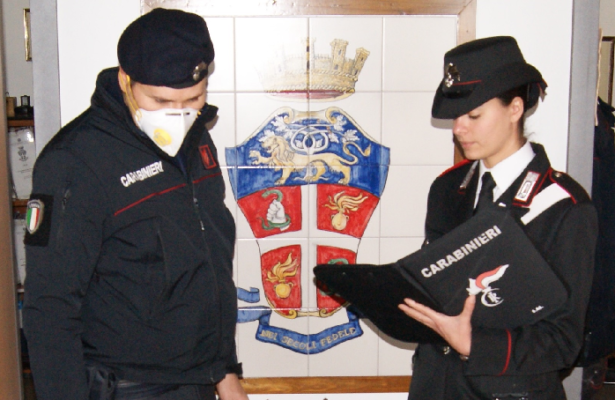 Trovato in possesso di 70 dosi di marijuana e 4 di cocaina: arrestato 21enne