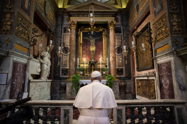 Pandemia Coronavirus, Papa Francesco prega in due chiese per chiedere un miracolo