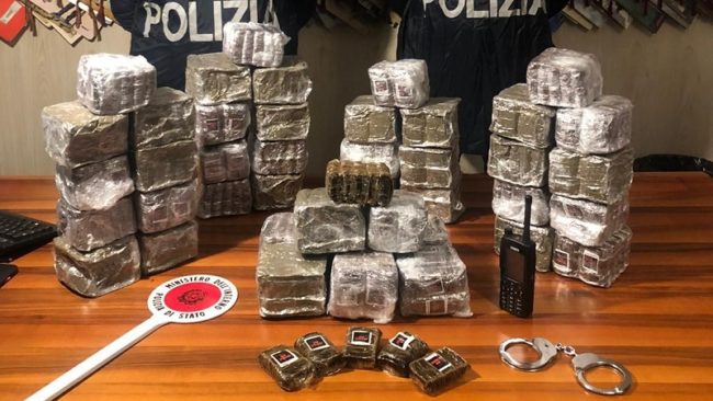 Operaio insospettabile trasportava chili di hashish in auto: in manette 40enne