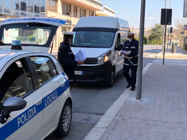Seduti ai tavoli di un locale chiuso, agenti sbeffeggiati: denunciate tre persone