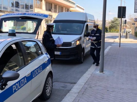 Seduti ai tavoli di un locale chiuso, agenti sbeffeggiati: denunciate tre persone