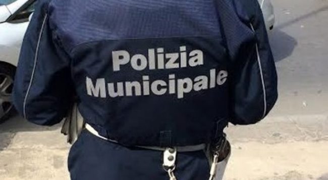 Incidente nel Catanese, sinistro autonomo a Mascalucia: auto si schianta contro un muro e poi si ribalta