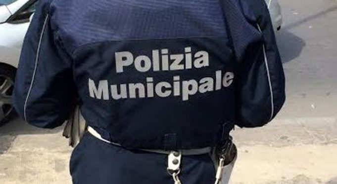 Incidente a Palermo, tamponamento tra un mezzo pesante e un’auto: polizia municipale sul posto