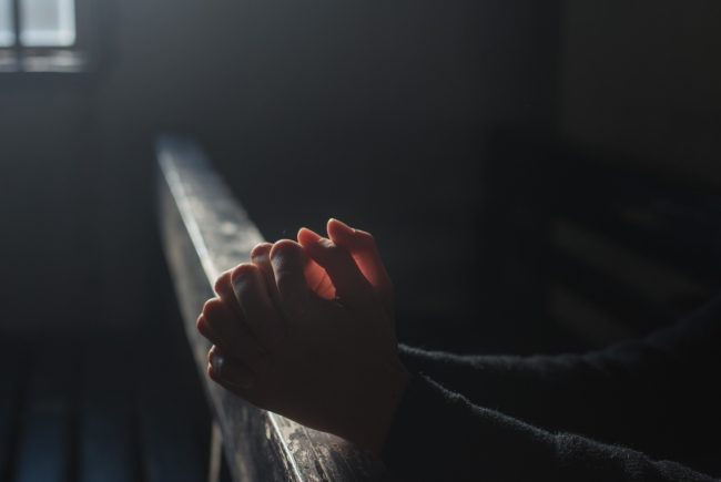 Riprendono le celebrazioni in chiesa: cresime e comunioni rinviate, battesimi e matrimoni permessi