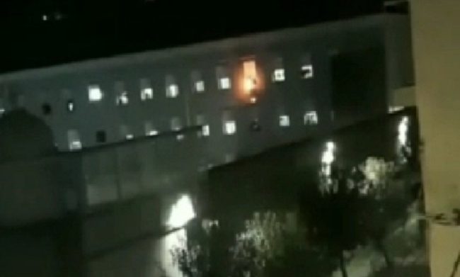 Lenzuola bruciate, Volanti e l’urlo di un detenuto di piazza Lanza: “Non siamo animali! Stiamo morendo!”