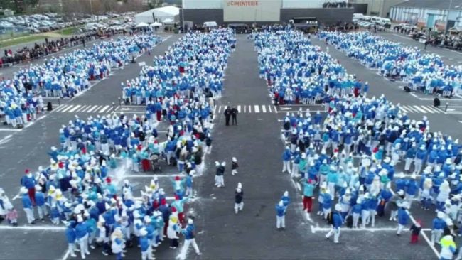 Il Coronavirus non spaventa la Francia, migliaia di persone vestite da Puffi sfilano per stabilire un record