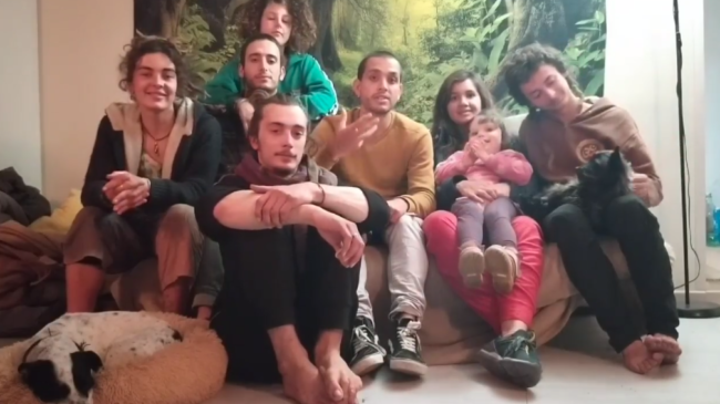 I 6 della Renault 4 raccontano la verità. Vivono in macchina: “Non potevamo fare quarantena in auto” – IL VIDEOMESSAGGIO