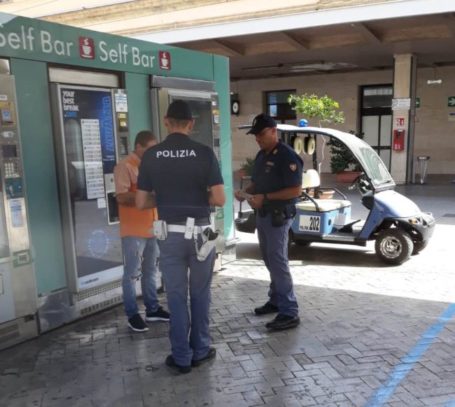 Infastidisce passeggeri alla stazione, minaccia e aggredisce agenti: 31enne finisce in carcere