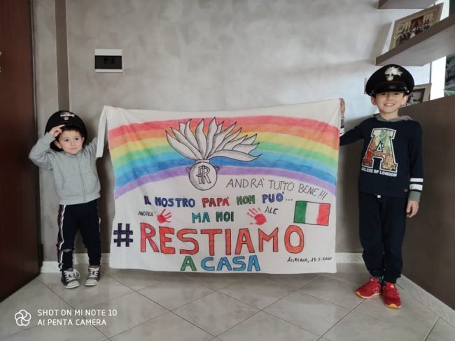 “Il nostro papà non può, ma noi #restiamoacasa”: i piccoli Andrea e Ale mostrano il loro arcobaleno