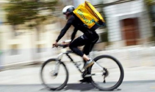 Palermo, altra aggressione a rider Glovo: lavoratore derubato dell’incasso poco prima di mezzanotte