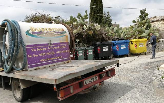 Covid-19, sospesi i mercati contadini: disposta sanificazione dei cassonetti dei rifiuti Covid-19, sospesi i mercati contadini: disposta sanificazione dei cassonetti dei rifiuti