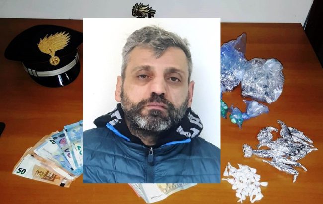 Catania, i domiciliari lo annoiano e ricomincia a spacciare: detenuto trovato con droga e soldi in via Capo Passero