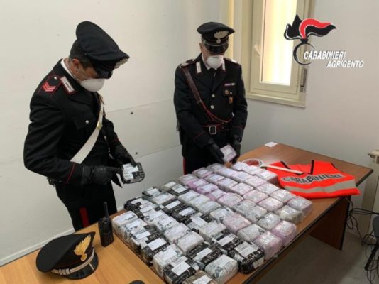 C’è la droga nella spiaggia, i carabinieri scoprono diversi chili di hashish in una busta di plastica