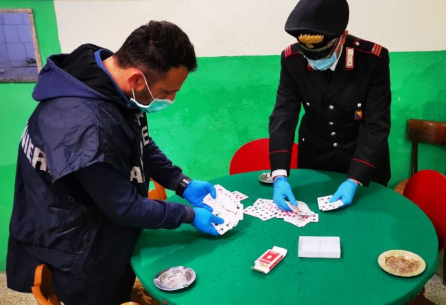Catania, attorno al tavolo a giocare a carte nonostante il decreto Covid-19: tre denunciati