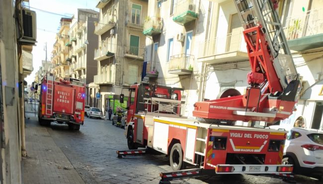 Caduta calcinacci in via Vincenzo Giuffrida, chiuse strade limitrofe: ecco quali
