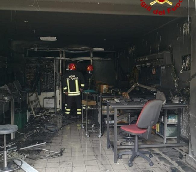 Laboratorio Tecnomed di via Pietro dell’Ova in fiamme: persone tratte in salvo dai vigili del fuoco