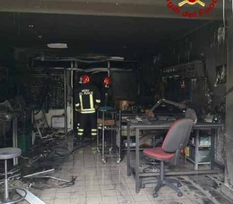 Laboratorio Tecnomed di via Pietro dell’Ova in fiamme: persone tratte in salvo dai vigili del fuoco