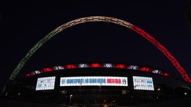 Coronavirus, lo stadio di Wembley omaggia l’Italia: arco illuminato con il tricolore