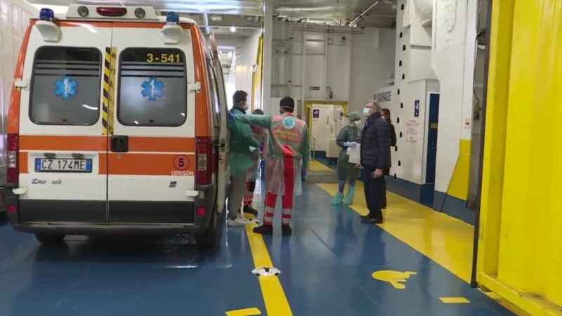 Coronavirus, arrivano i primi pazienti sulla nave-ospedale di Genova