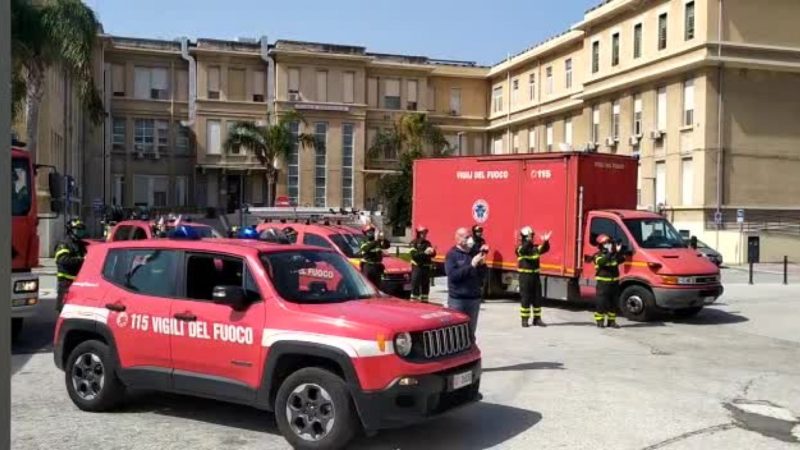 Coronavirus, omaggio vigili del fuoco a operatori sanitari Policlinico Bari