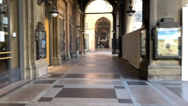 Bologna si sveglia nel silenzio