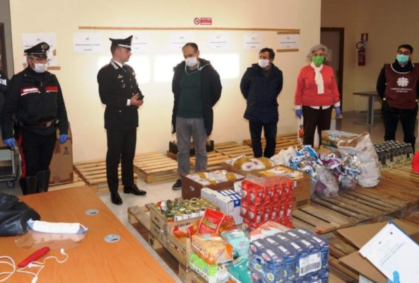 Coronavirus, carabinieri di Acireale donano generi alimentari alla comunità: sindaco e Caritas ringraziano