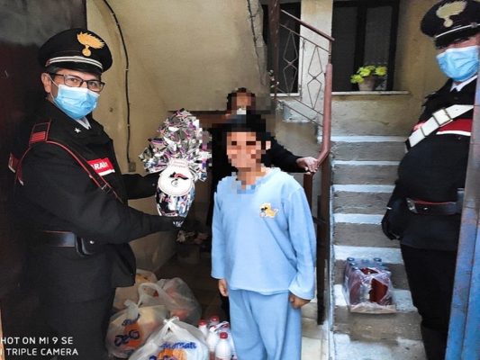 Carabinieri portano farmaci e beni di prima necessità a due famiglie e a un uomo ai domiciliari