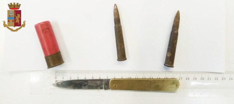Gli agenti trovano in casa cartucce e un coltello: 32enne li aggredisce con un tagliaerba