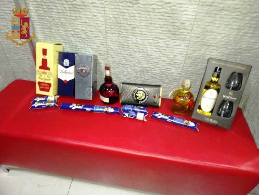 Tenta di rubare liquori in un bar, agenti lo trovano tra i motori delle celle frigorifere: ai domiciliari 18enne
