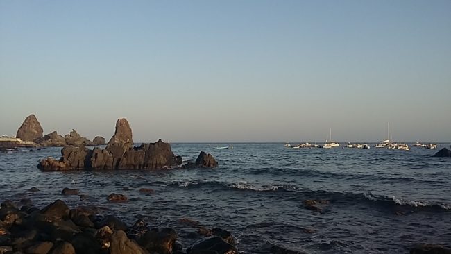 Caos al porto di Aci Trezza, forze dell’ordine e militari americani sul posto: si cerca un disperso in mare?