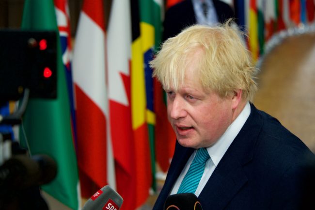 Coronavirus, Boris Johnson dimesso dal St. Thomas: “I medici mi hanno salvato la vita”