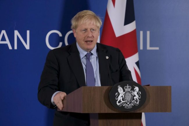 Coronavirus, stabili le condizioni di salute di Boris Johnson: il primo ministro risponde alle terapie