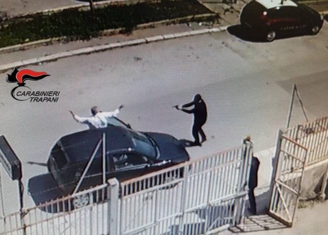 Litiga con un uomo, lo colpisce con una spranga e gli spara con pistola a salve: ai domiciliari 53enne