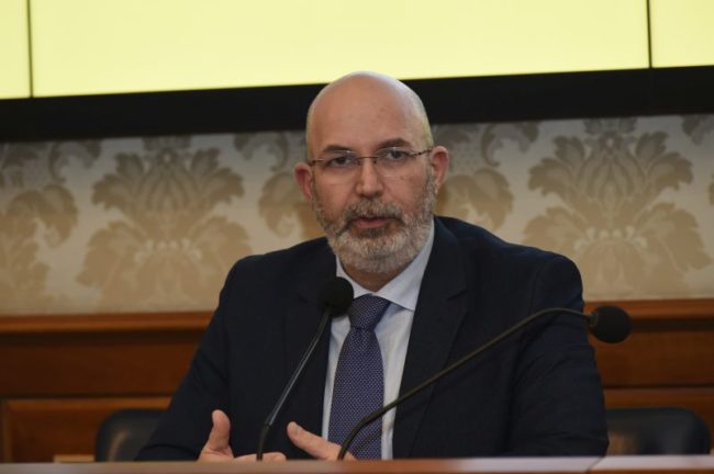 Coronavirus, Crimi “Valutare commissariamento della Lombardia”