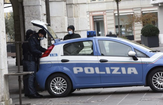 Senza casco, privo di patente e assicurazione: pregiudicato di Adrano denunciato