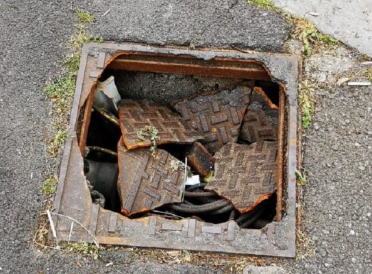 Pericolo nel quartiere Borgo-Sanzio per un tombino divelto, la richiesta di intervento del Comitato Cittadino Vulcania
