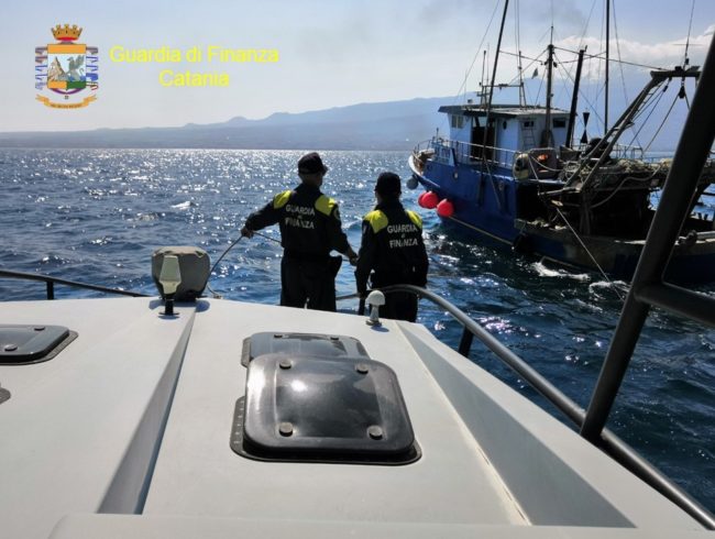 Catania, pesca di frodo, jogging al Lungomare e passeggiate: 83 sanzioni della Guardia di Finanza