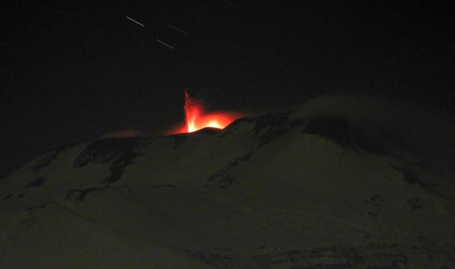 L’Etna continua incessante la sua attività e regala immagini mozzafiato