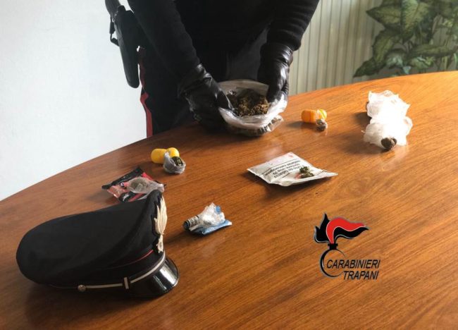 Nervosa al controllo del posto di blocco, in auto aveva un sacchetto di marijuana: arrestata 55enne