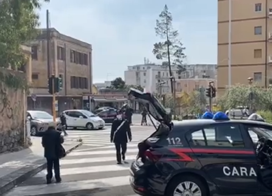 Catania, carabinieri al fianco degli anziani: signora aiutata al posto di blocco di piazza Beato Angelico – VIDEO