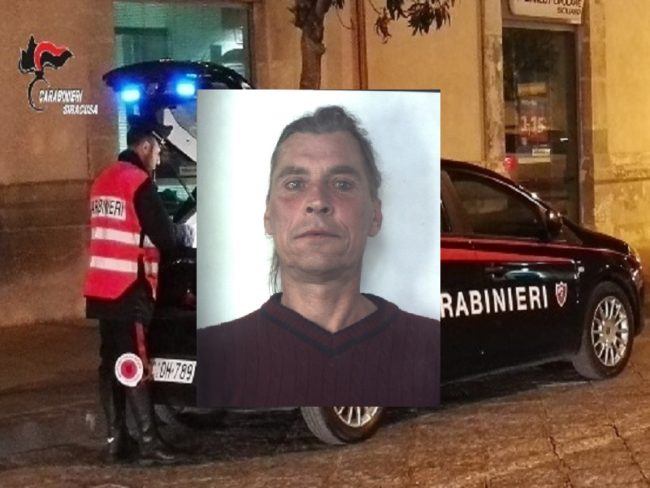 Aggredisce carabinieri che lo avevano trovato seduto su una panchina: in manette 49enne