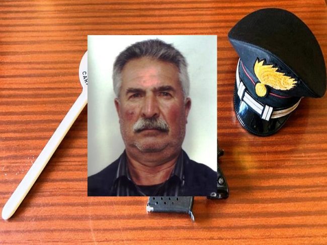 In giro nel Catanese con pistola e coltello nascosti nel gilet e nella tasca dei pantaloni: ai domiciliari 63enne
