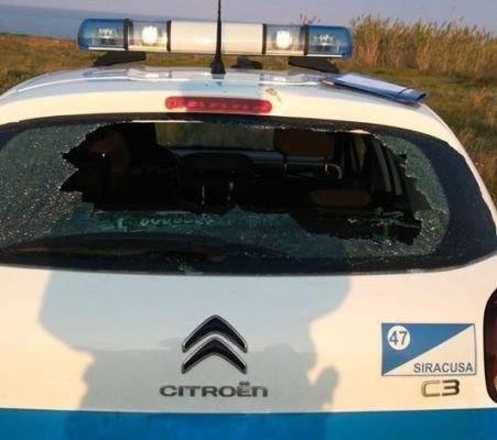 Vandalismo contro la polizia municipale: sassi contro auto della pattuglia in servizio