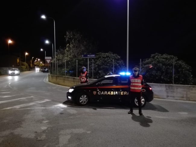 Vicino casa a spacciare marijuana: in manette 39enne