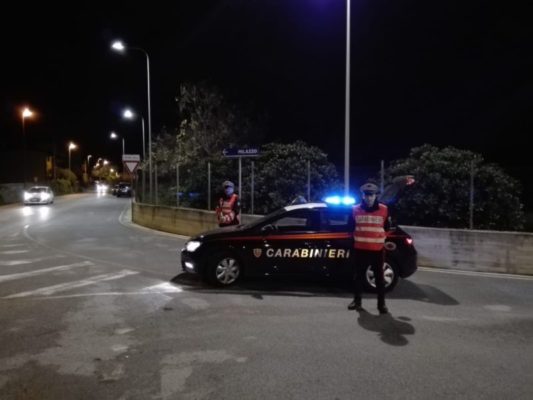 Vicino casa a spacciare marijuana: in manette 39enne
