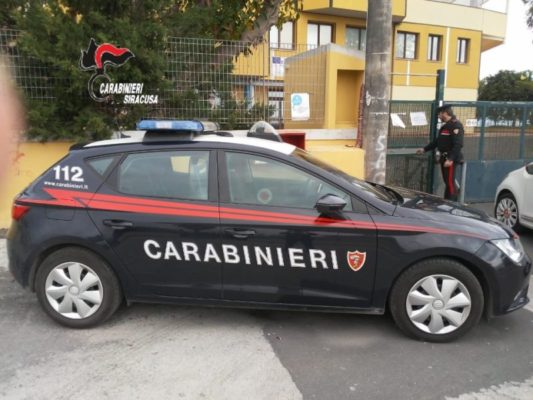 Tentato furto in un istituto scolastico: l’intervento dei carabinieri mette in fuga i ladri