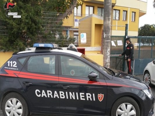 Entrano in una scuola per rubare, ma suona la sirena e scappano: caccia ai ladri